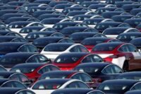 Vue panoramique d'un concessionnaire automobile moderne au Maroc, avec plusieurs modèles Dacia et Renault exposés, symbolisant la croissance et la diversité du marché en avril 2026.