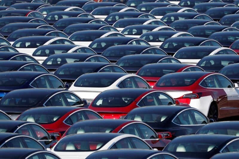 Vue panoramique d'un concessionnaire automobile moderne au Maroc, avec plusieurs modèles Dacia et Renault exposés, symbolisant la croissance et la diversité du marché en avril 2026.