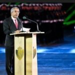 Le Secrétaire Général du Conseil des ministres arabes de l’Intérieur, Mohammed Ben Ali Koman, lors des Journées portes ouvertes de la DGSN à Rabat, saluant l'initiative marocaine pour une sécurité moderne.