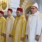 Le Roi Mohammed VI accomplit la prière de Aid Al Adha à Rabat 6 Sa Majesté le Roi Mohammed VI accomplissant la prière de l'Aïd Al-Adha à la mosquée "Ahl Fès" à Rabat, entouré de membres de la famille royale.