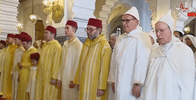 Sa Majesté le Roi Mohammed VI accomplissant la prière de l'Aïd Al-Adha à la mosquée "Ahl Fès" à Rabat, entouré de membres de la famille royale.