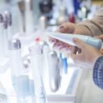 Illustration d'un flacon de parfum de luxe sur un fond élégant, symbolisant l'enquête du Conseil de la concurrence sur le marché des cosmétiques et parfums.