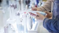 Illustration d'un flacon de parfum de luxe sur un fond élégant, symbolisant l'enquête du Conseil de la concurrence sur le marché des cosmétiques et parfums.