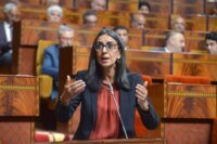 Nadia Fettah, Ministre de l'Économie et des Finances, s'exprimant sur la réglementation bancaire.
