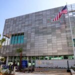 Vue extérieure du nouveau complexe consulaire des États-Unis à Casablanca, alliant modernité et touches architecturales marocaines, sous un ciel clair.