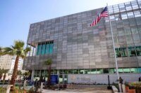 Vue extérieure du nouveau complexe consulaire des États-Unis à Casablanca, alliant modernité et touches architecturales marocaines, sous un ciel clair.