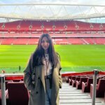 Leyla Hamed, journaliste sportive, souriante et passionnée, illustrant son parcours unique du journalisme classique aux récits humains du football, notamment lors du Mondial 2022 avec le Maroc.