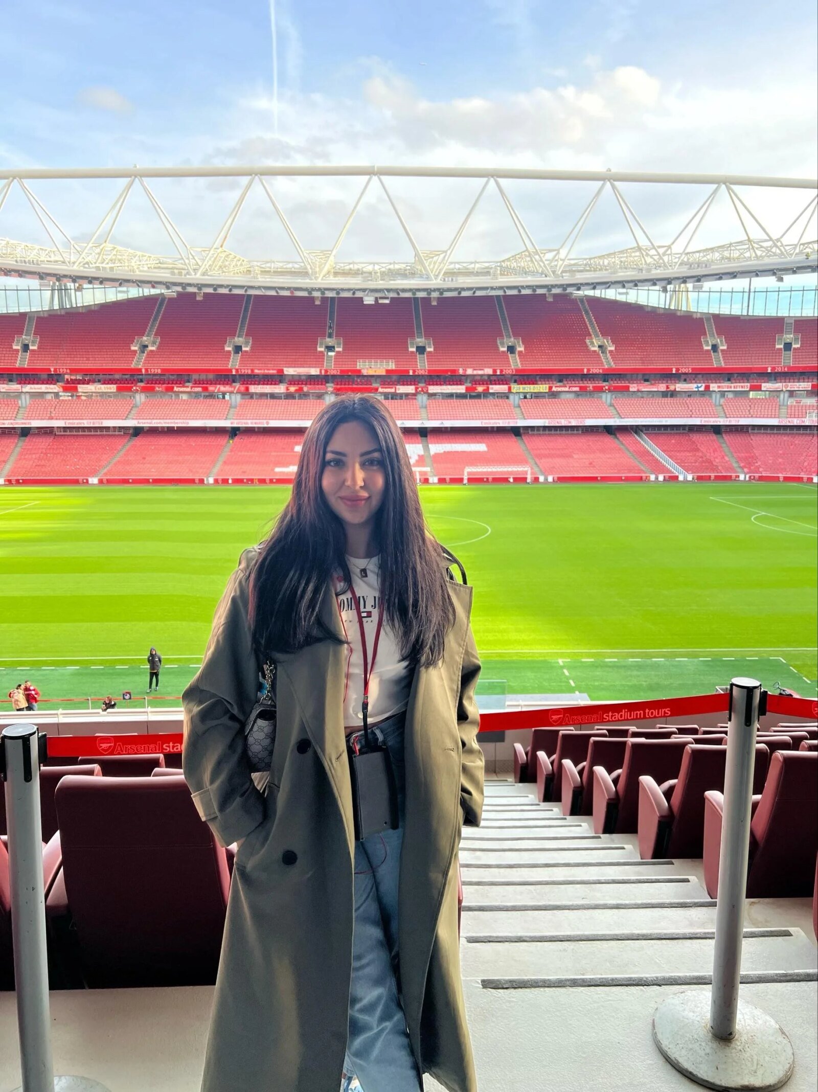 Leyla Hamed, journaliste sportive, souriante et passionnée, illustrant son parcours unique du journalisme classique aux récits humains du football, notamment lors du Mondial 2022 avec le Maroc.
