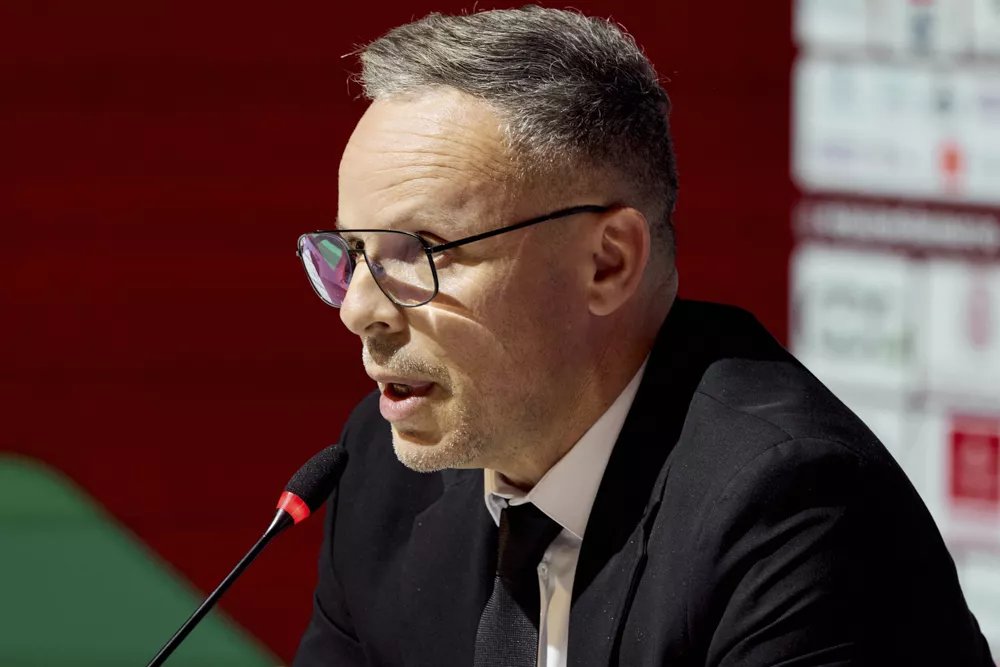 Mohamed Ouahbi annonce la liste des 26 Lions de l'Atlas pour la Coupe du Monde 2026, mélangeant vétérans et jeunes talents.