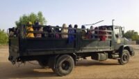 Des otages des jihadistes, secourus par l’armée nigériane, sont photographiés à leur arrivée à Maiduguri, le 20 mai 2024.