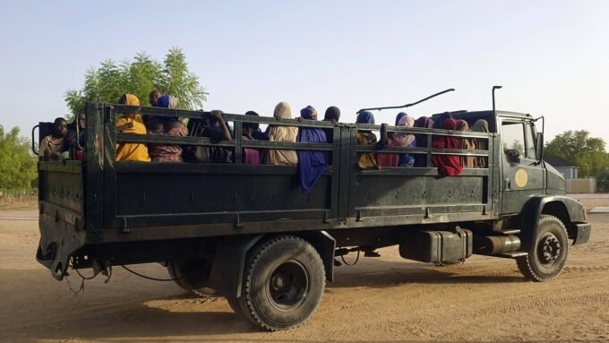 Des otages des jihadistes, secourus par l’armée nigériane, sont photographiés à leur arrivée à Maiduguri, le 20 mai 2024.