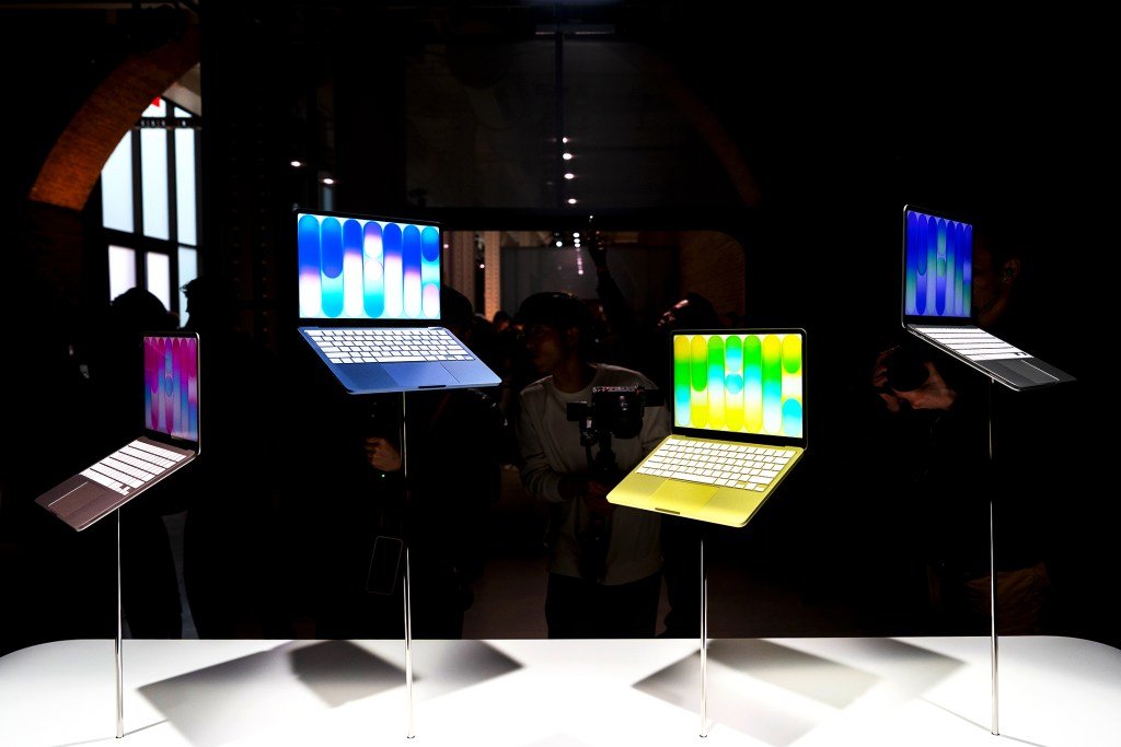 A conceptual image showing the macOS Liquid Glass interface with elements of transparency and blur, highlighting the difference between OLED and LCD rendering.