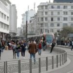 Graphique ou photo illustrant les statistiques de l'emploi et du chômage au Maroc, avec des personnes en recherche d'emploi ou en activité.