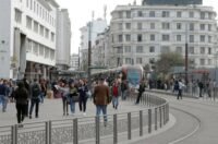 Graphique ou photo illustrant les statistiques de l'emploi et du chômage au Maroc, avec des personnes en recherche d'emploi ou en activité.
