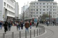 Graphique ou photo illustrant les statistiques de l'emploi et du chômage au Maroc, avec des personnes en recherche d'emploi ou en activité.