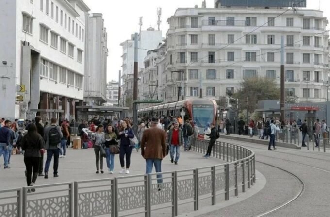 Graphique ou photo illustrant les statistiques de l'emploi et du chômage au Maroc, avec des personnes en recherche d'emploi ou en activité.