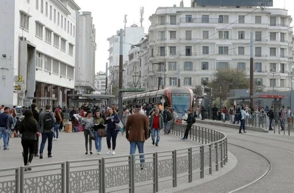 Graphique ou photo illustrant les statistiques de l'emploi et du chômage au Maroc, avec des personnes en recherche d'emploi ou en activité.