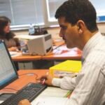 Une image symbolisant le marché du travail marocain, avec des silhouettes de travailleurs et des graphiques économiques en arrière-plan.