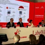 Vue symbolique de la fusion Label Vie et Retail Holding, avec des éléments visuels représentant le commerce de détail marocain et l'expansion internationale.