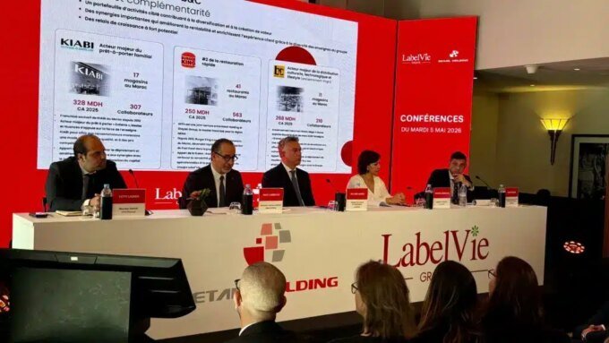 Vue symbolique de la fusion Label Vie et Retail Holding, avec des éléments visuels représentant le commerce de détail marocain et l'expansion internationale.