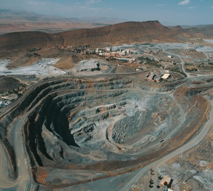 Vue aérienne de la mine d'Imiter, un site minier important au Maroc, illustrant l'activité extractive.