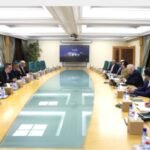 Capture d'écran d'une réunion de responsables des médias publics, symbolisant la collaboration pour l'accompagnement des élections législatives au Maroc.