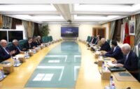 Capture d'écran d'une réunion de responsables des médias publics, symbolisant la collaboration pour l'accompagnement des élections législatives au Maroc.