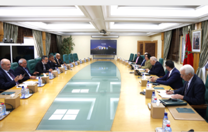 Capture d'écran d'une réunion de responsables des médias publics, symbolisant la collaboration pour l'accompagnement des élections législatives au Maroc.