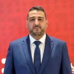 Ahmed Chafak, directeur général de Maymouna Services Financiers, annonçant le lancement de MayCash, avec un logo ou un visuel de la marque en arrière-plan, symbolisant l'expansion du réseau de proximité.