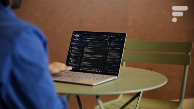 Un homme d'affaires utilisant le nouveau Microsoft Surface Laptop 8 dans un environnement de bureau moderne, avec le Surface Pro 12 visible en arrière-plan.