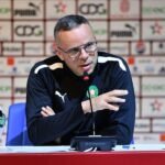 Photo de l'équipe nationale marocaine de football, les Lions de l'Atlas, célébrant une victoire lors d'un match de qualification pour la Coupe du Monde 2026.