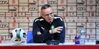 Photo de l'équipe nationale marocaine de football, les Lions de l'Atlas, célébrant une victoire lors d'un match de qualification pour la Coupe du Monde 2026.