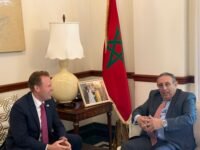 Drapeaux du Maroc et des États-Unis flottant côte à côte, symbolisant la coopération pour la Coupe du Monde de la FIFA.