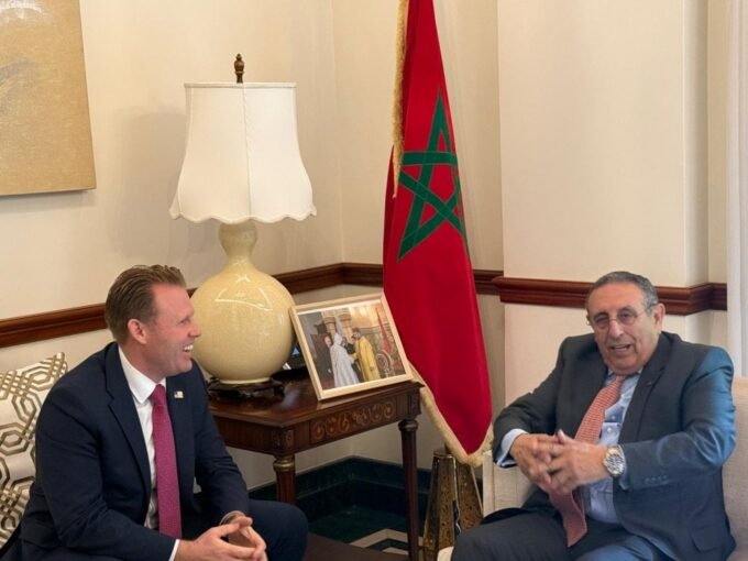 Drapeaux du Maroc et des États-Unis flottant côte à côte, symbolisant la coopération pour la Coupe du Monde de la FIFA.
