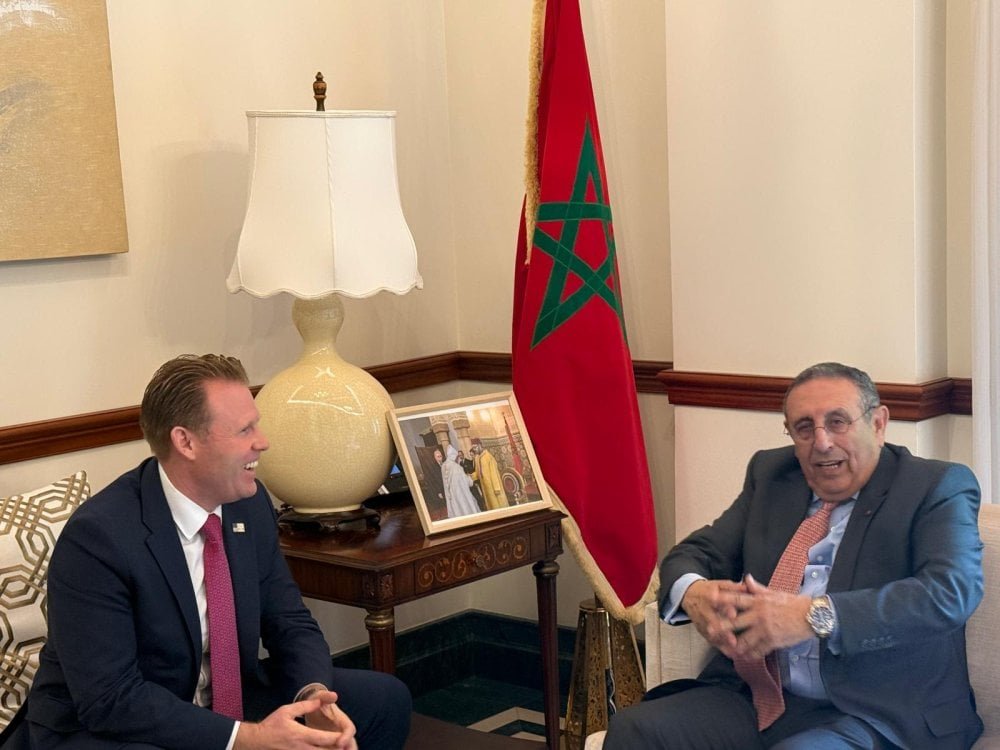 Drapeaux du Maroc et des États-Unis flottant côte à côte, symbolisant la coopération pour la Coupe du Monde de la FIFA.