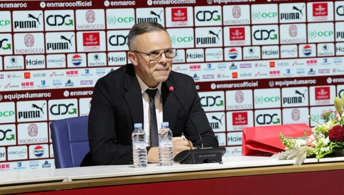 Mohamed Ouahbi, sélectionneur de l'équipe nationale du Maroc, lors de l'annonce de la liste des joueurs pour la Coupe du monde 2026.