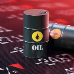 Graphique boursier mondial en baisse et barils de pétrole, symbolisant l'impact des tensions au Moyen-Orient sur l'économie.