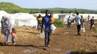 Des réfugiés soudanais déplacés, de retour d'Éthiopie, dans un camp du HCR à Gallabat, Soudan, le 11 septembre 2024, illustrant l'urgence humanitaire exacerbée par le conflit au Moyen-Orient.