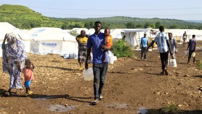 Des réfugiés soudanais déplacés, de retour d'Éthiopie, dans un camp du HCR à Gallabat, Soudan, le 11 septembre 2024, illustrant l'urgence humanitaire exacerbée par le conflit au Moyen-Orient.