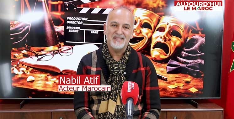 Portrait de Nabil Atif, l'acteur marocain, invité du 'Visage du mois' d'ALM, souriant et élégant.