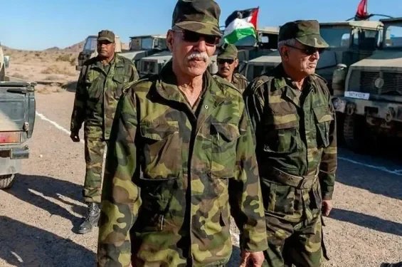 Des miliciens du Polisario en tenue de combat, symbolisant l'adoption d'un nouveau code de conduite.