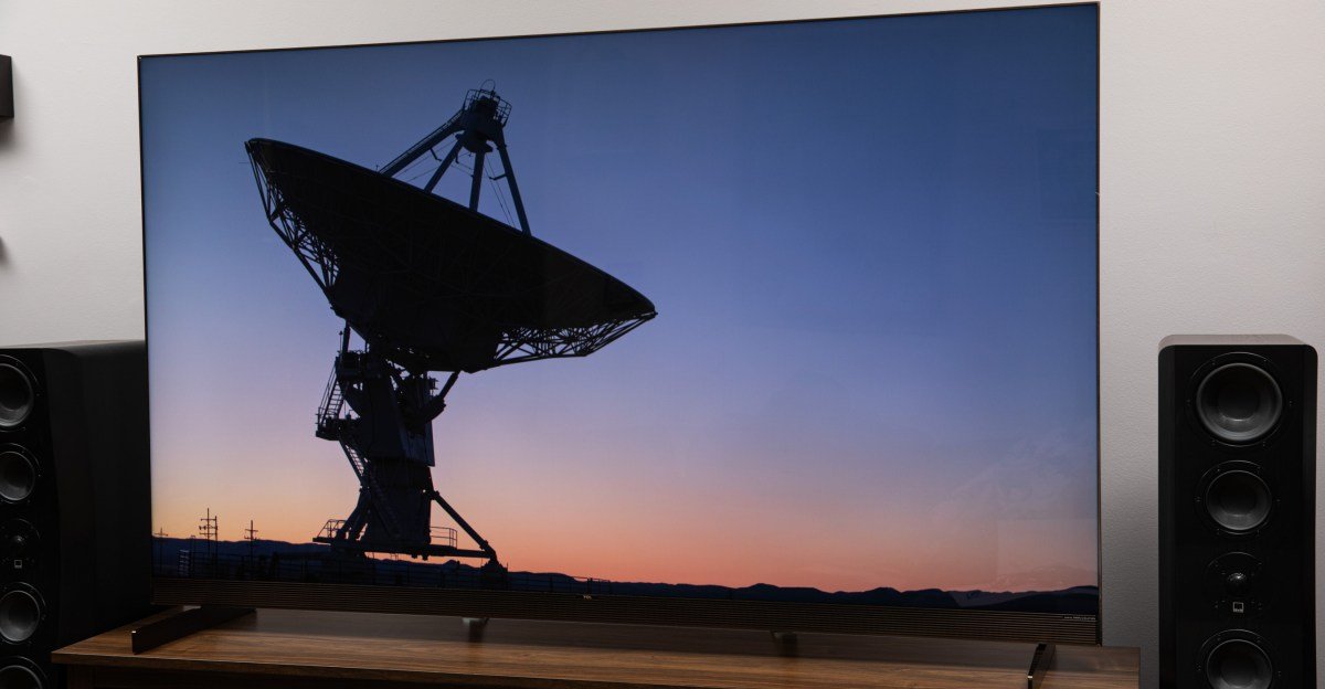 Side-by-side comparison of a Super Quantum Dot TV and an RGB LED TV demonstrating color fidelity at Display Week.