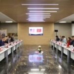 Ministre Ryad Mezzour et des représentants américains lors de la 9e session du Comité de suivi de l'ALE à Rabat.
