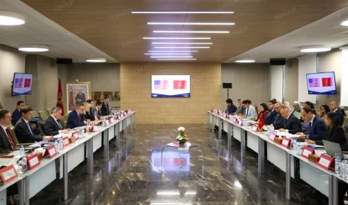 Ministre Ryad Mezzour et des représentants américains lors de la 9e session du Comité de suivi de l'ALE à Rabat.