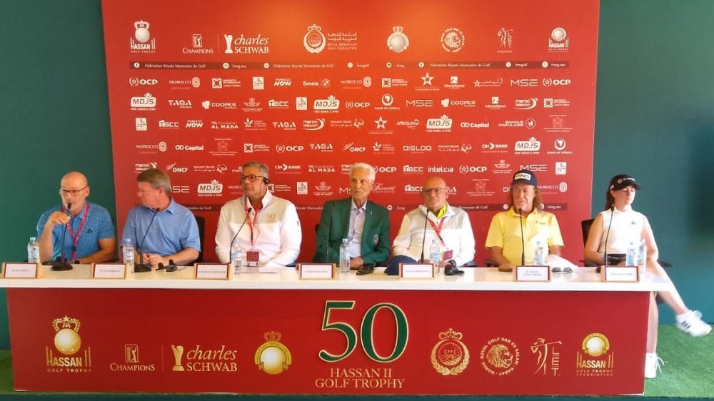 Vue aérienne du Royal Golf Dar Es Salam à Rabat, avec des golfeurs professionnels en pleine compétition lors du Trophée Hassan II et de la Coupe Lalla Meryem.