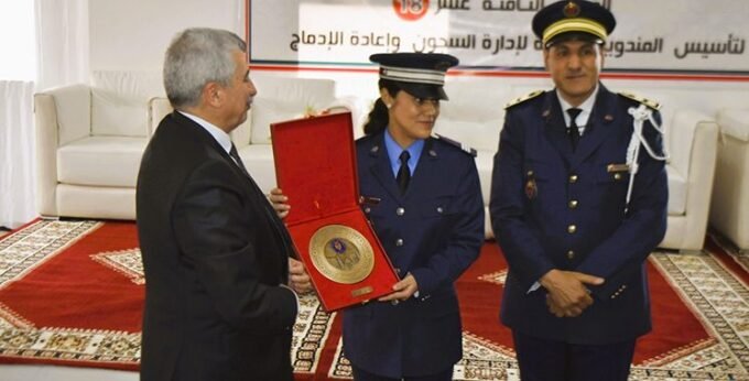 Des officiels et des employés de la prison locale de Béni Mellal lors de la cérémonie du 18ème anniversaire de la DGAPR, symbolisant l'engagement envers l'humanisation de la détention et la réinsertion.