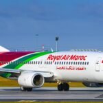 Un avion de Royal Air Maroc (Boeing 737-800) sur le tarmac, avec le logo de la compagnie, symbolisant la reprise des vols entre Casablanca et Tripoli.