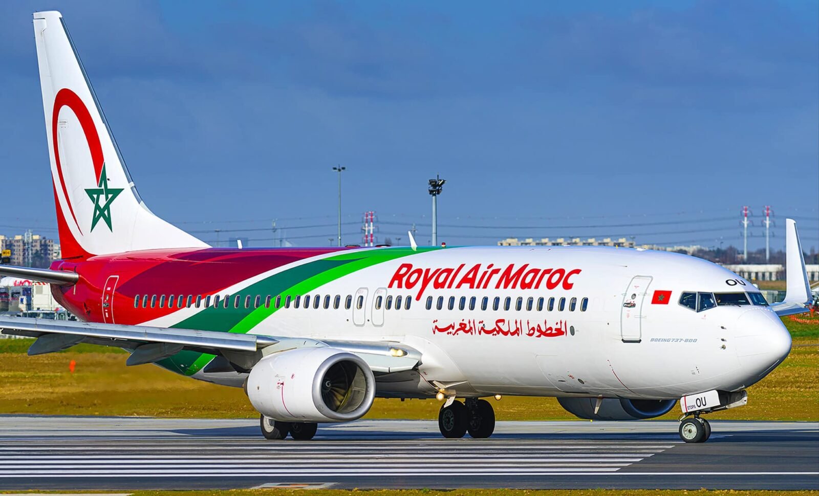 Un avion de Royal Air Maroc (Boeing 737-800) sur le tarmac, avec le logo de la compagnie, symbolisant la reprise des vols entre Casablanca et Tripoli.