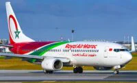 Un avion de Royal Air Maroc (Boeing 737-800) sur le tarmac, avec le logo de la compagnie, symbolisant la reprise des vols entre Casablanca et Tripoli.