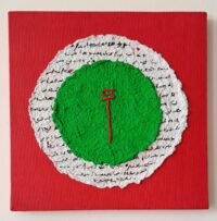 Œuvre textile de Saoussan Melehi exposée à la galerie Dar D'art, présentant des formes organiques en laine et fil métallique.